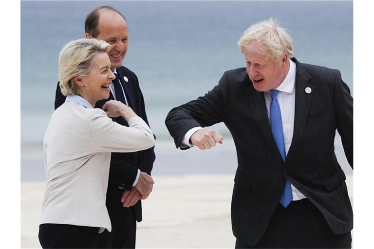 Der britische Premierninister Boris Johnson begrüßt Ursula von der Leyen, die Präsidentin der Europäischen Kommission, coronakonform per Ellenbogen Check. Von der Leyens Ehemann Heiko schaut zu. Foto: Phil Noble/Pool Reuters/AP/dpa