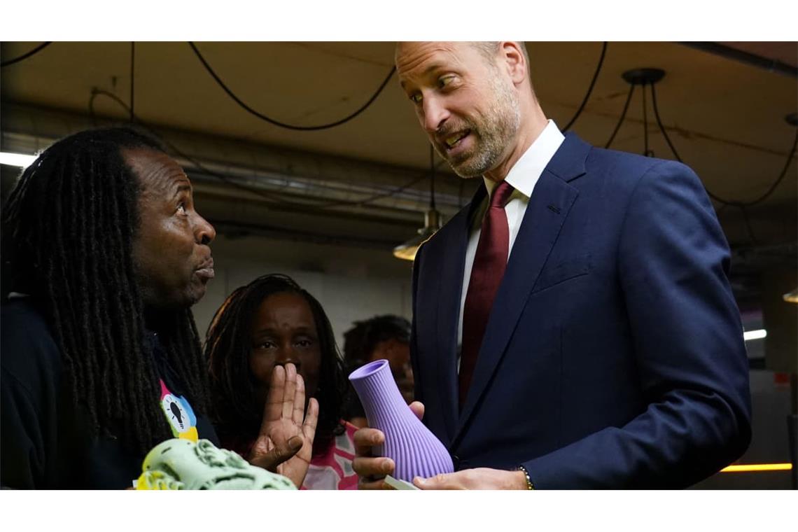 Der britische Prinz William hält eine 3D-gedruckte Vase in der Hand, als er sich am 14. Oktober 2026 in London mit Stipendiaten und ehemaligen Stipendiaten von „The Amos Bursary“ trifft. „The Amos Bursary“ wurde 2009 von Baronin Valerie Amos und Colleen Amos gegründet und ist eine Wohltätigkeitsorganisation, die leistungsstarke junge Menschen afrikanischer und karibischer Herkunft fördert.