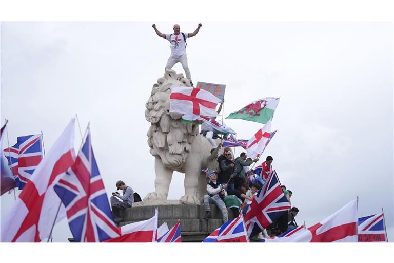 Der britische Rechtsextremist Tommy Robinson hatte zu dem Marsch und der Kundgebung unter dem Motto „Unite the Kingdom“ aufgerufen.