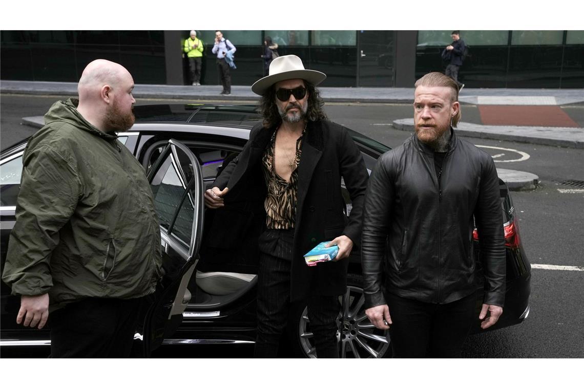 Der britische Schauspieler Russell Brand ist wegen schwerer sexueller Straftaten angeklagt. Er bestreitet die Vorwürfe.