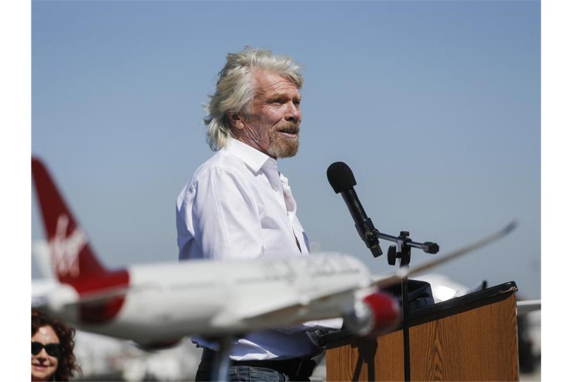 Der britische Unternehmer und Gründer der Virgin Group, Sir Richard Branson, hält bei seiner Aufnahme in den Flight Path Walk of Fame am Los Angeles International Airport eine Rede. Foto: Ringo Chiu/ZUMA Wire/dpa