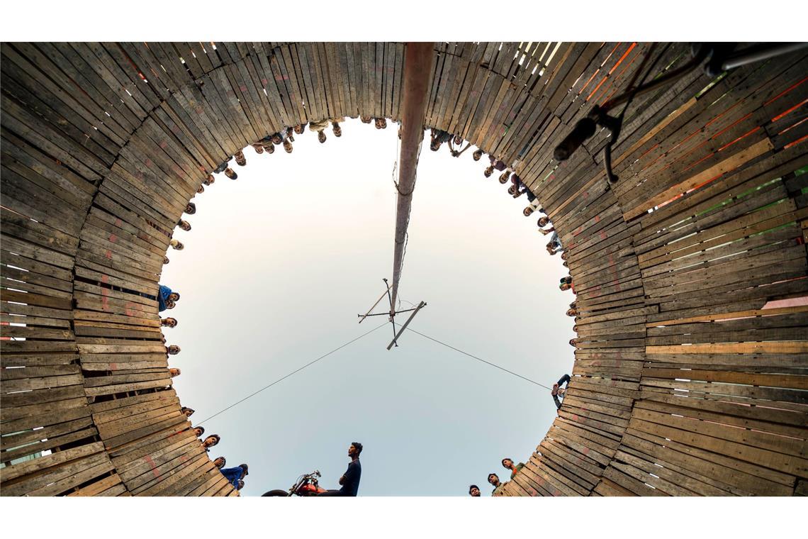 Der "Brunnen des Todes" ist eine gefährliche Stuntshow, die in Zirkussen und auf Messen in Bangladesch, Indien und anderen asiatischen Ländern aufgeführt wird.