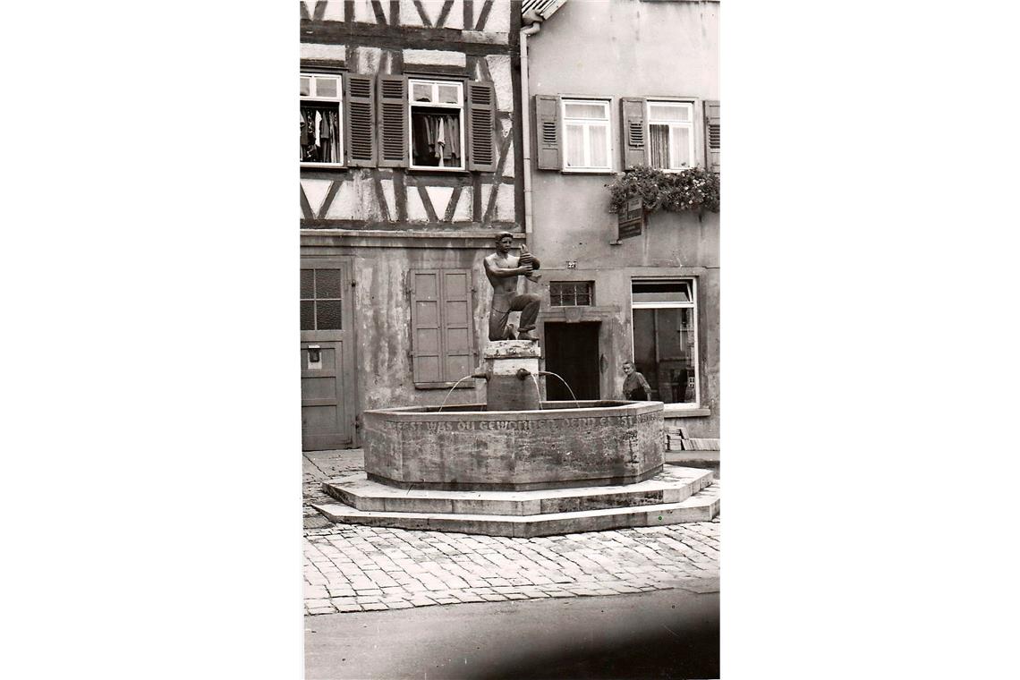 Moderner Marktbrunnen im Gespräch Der Brunnen um 1960. Foto: Stadt Marbach