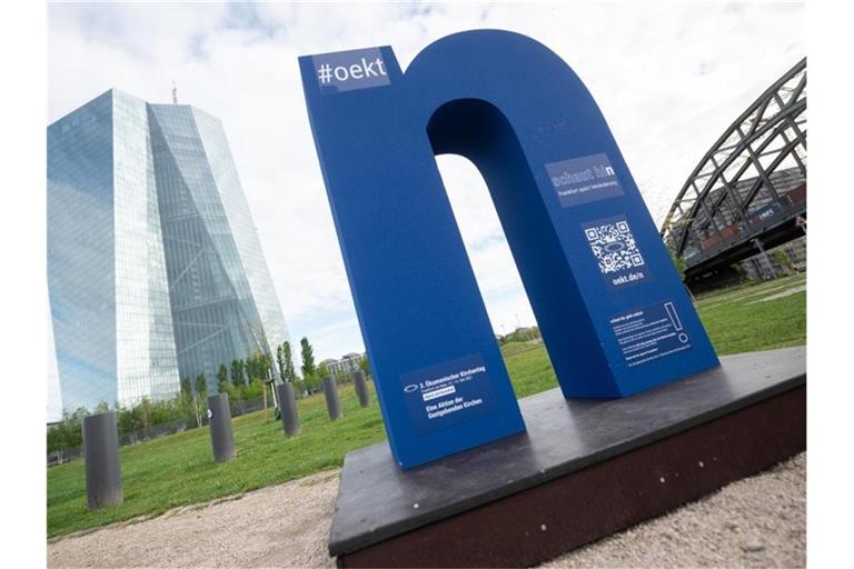 Der Buchstabe "n", der zum Motto des 3. Ökumenischen Kirchentags "Schau hin" gehört, steht am zweiten Tag des Kirchentags vor der Europäischen Zentralbank (EZB). Foto: Sebastian Gollnow/dpa