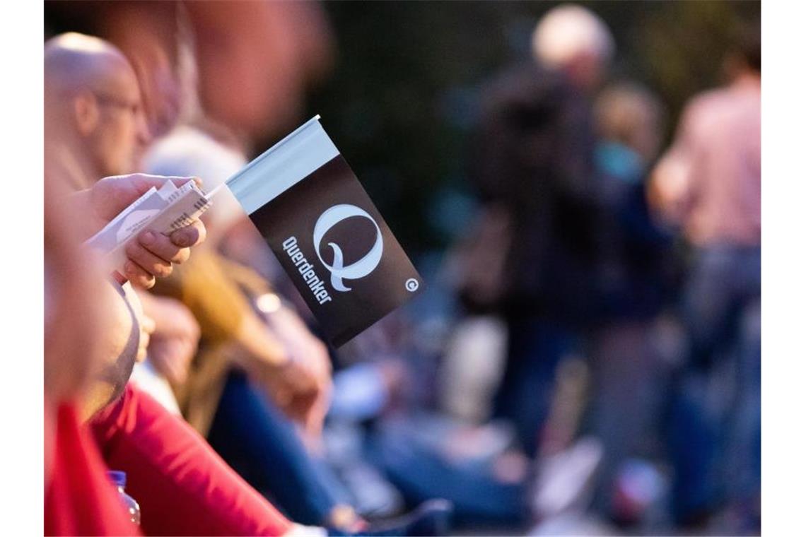 QAnon: Die Gefährlichkeit absurder Geschichten Der Buchstabe „Q“ steht auch für die Verschwörungserzählung der QAnons. Foto: Christoph Soeder/dpa