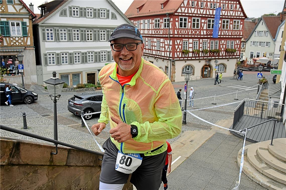 Der Bürgermeister aus Althütte Reinhold Sczuka beim Stäffeleslauf der Lebenshilf...