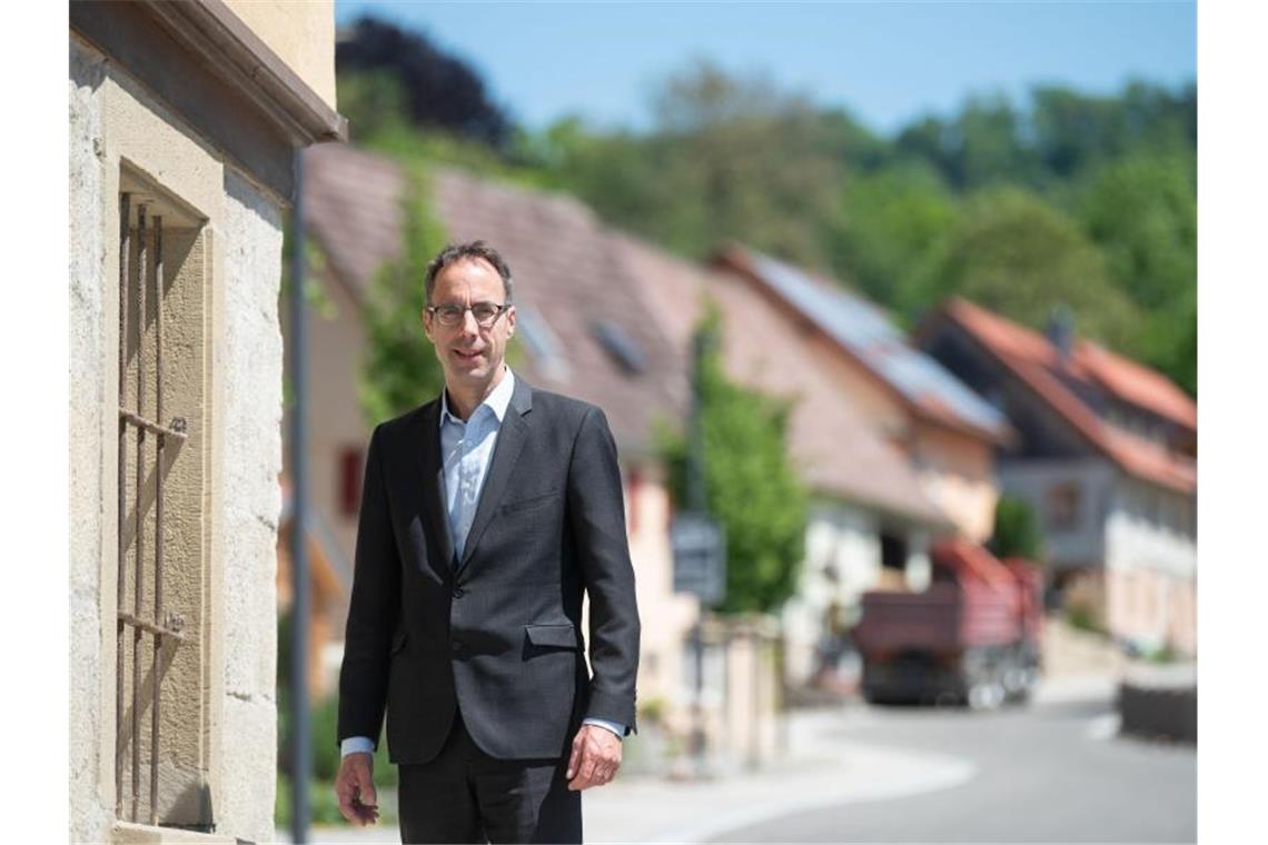 Der Bürgermeister von Braunsbach, Frank Harsch (CDU), steht in der Ortsmitte. Foto: Marijan Murat/dpa/Archivbild