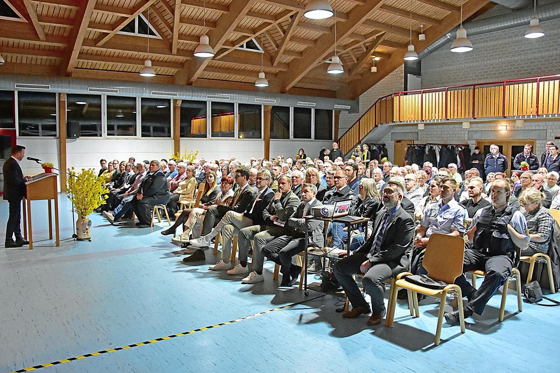 Zusammenhalt als Motor der Gemeinde Großerlach Der Bürgertreff in der Schwalbenflughalle in Grab ist gut besucht. Fotos: Tobias Sellmaier