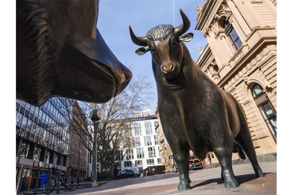 Der Bulle aus der Bronzeplastik "Bulle und Bär" steht vor dem Gebäude der Frankfurter Wertpapierbörse. Foto: Frank Rumpenhorst/dpa