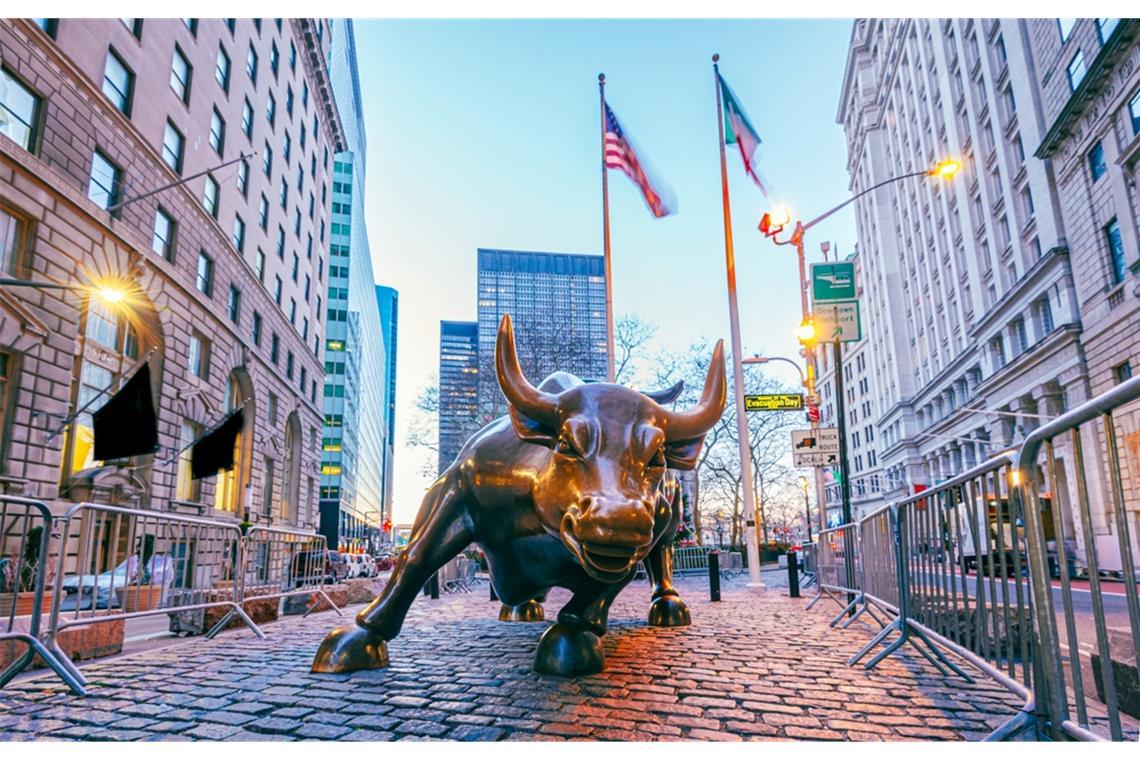 Wann öffnet die US-Börse heute? Der Bulle steht eigentlich für einen Aufwärtstrend - an den Börsen geht es aktuell allerdings steil bergab.
