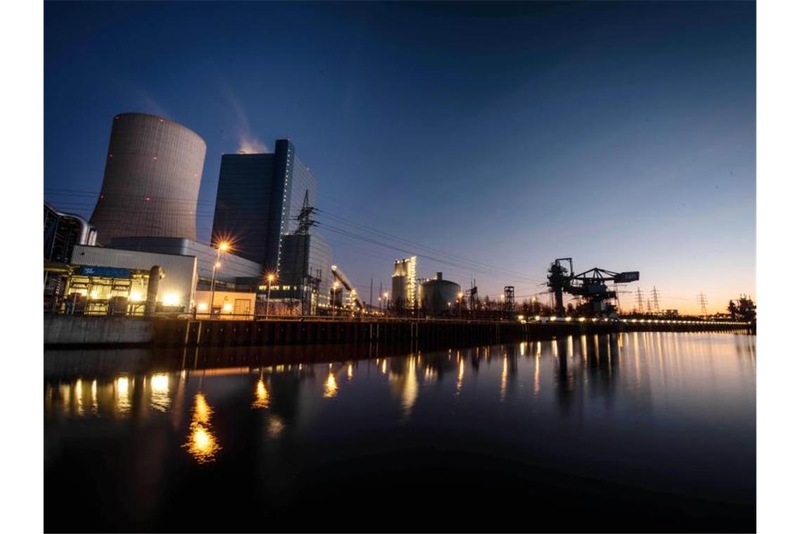 Nach Kohle-Beschluss: Klimaaktivisten planen „Großaktionen“ Der Bund, die Kohle-Länder und die Kraftwerksbetreiber hatten sich bei ihren Verhandlungen über den Fahrplan für den Kohleausstieg in Deutschland geeinigt. Dabei wurde festgelegt, dass der Energiekonzern Uniper das umstrittene Steinkohlekraftwerk Datteln 4 in Betrieb nehmen darf. Foto: Bernd Thissen/dpa