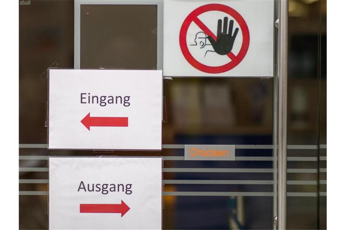 Bund schlägt Ausgangsbeschränkung vor - Schule nur mit Tests Der Bund hat Vorschläge für einheitliche Corona-Einschränkungen gemacht. Foto: Daniel Karmann/dpa