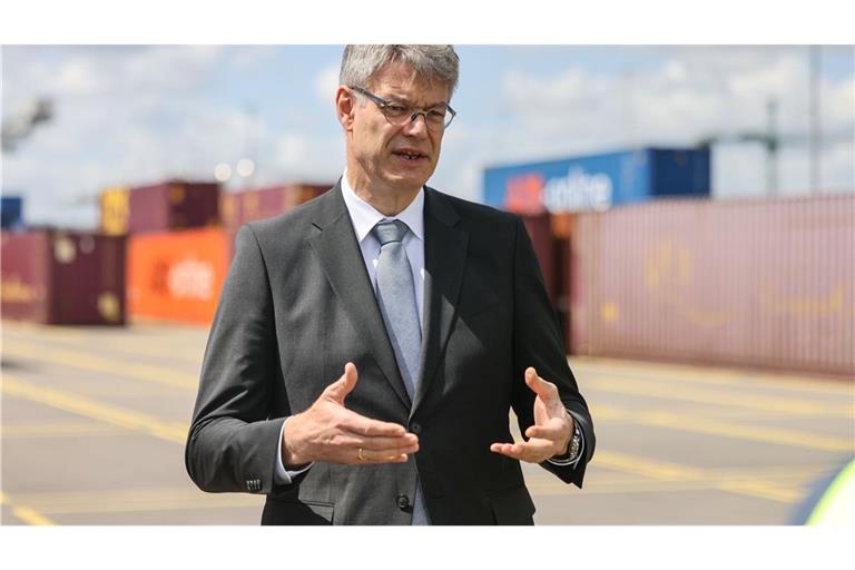 Der Bund will 400 Millionen Euro zusätzlich in den klimaneutralen Umbau von Schifffahrt und Häfen stecken, sagt Bundesverkehrsminister Patrick Schnieder (CDU).