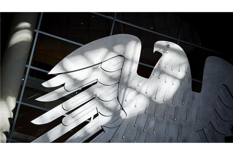 Der Bundesadler wird im Plenarsaal des Bundestags. (Archivbild)