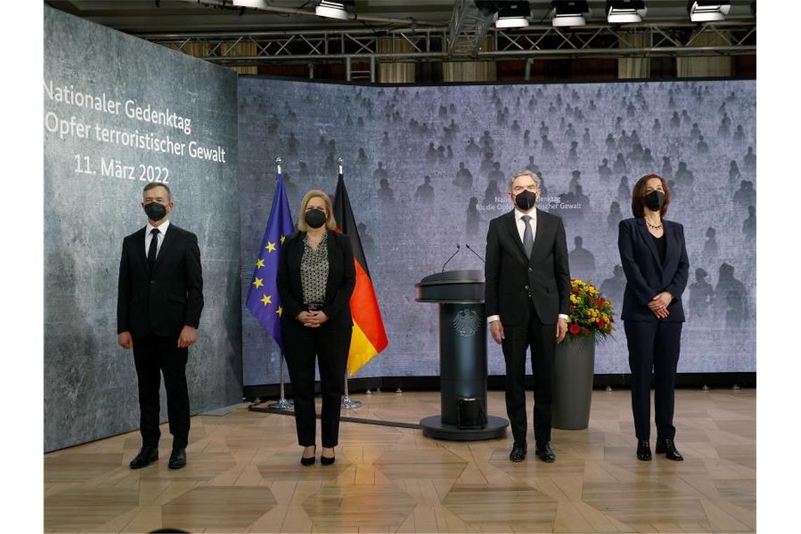 Der Bundesbeauftragte Pascal Kober (v.l.), Bundesinnenministerin Nancy Faeser, Verfassungsgerichtspräsident Stephan Harbarth und Historikerin Petra Terhoeven bei der Gedenkfeier in Berlin. Foto: Carsten Koall/dpa