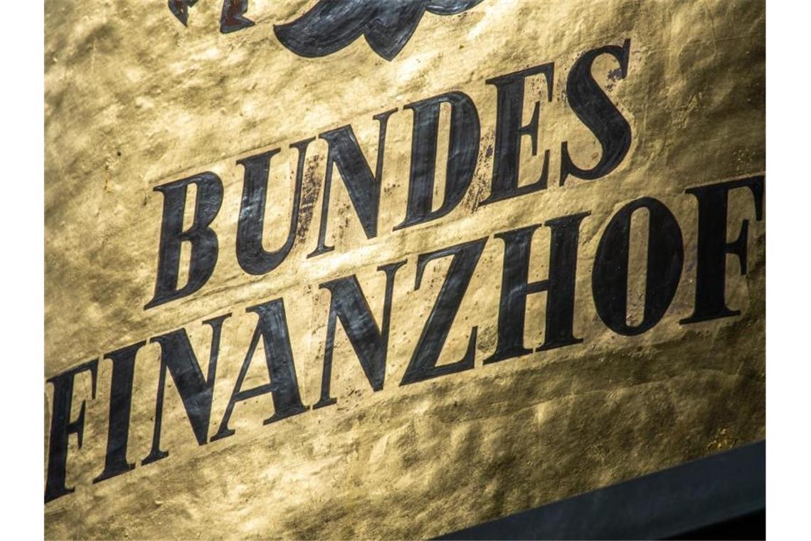 Bundesfinanzministerium will Steuern für Rentner senken Der Bundesfinanzhof hat den Bund aufgefordert, künftig weder den Grundfreibetrag noch Kranken- und Pflegeversicherungsbeiträge in die Berechnung des steuerfreien Anteils der Rente mit einzubeziehen. Foto: Peter Kneffel/dpa