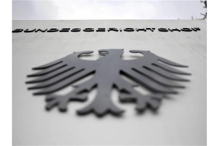 Der Bundesgerichtshof in Karlsruhe beschäftigt sich mit der Rechtmäßigkeit der sogenannten Cum-Ex-Geschäfte. Diese heißen so, weil Aktien mit („cum“) und ohne („ex“) Dividendenanspruch rund um den Stichtag für die Ausschüttung in rascher Folge hin- und hergeschoben wurden. Foto: Uli Deck/dpa
