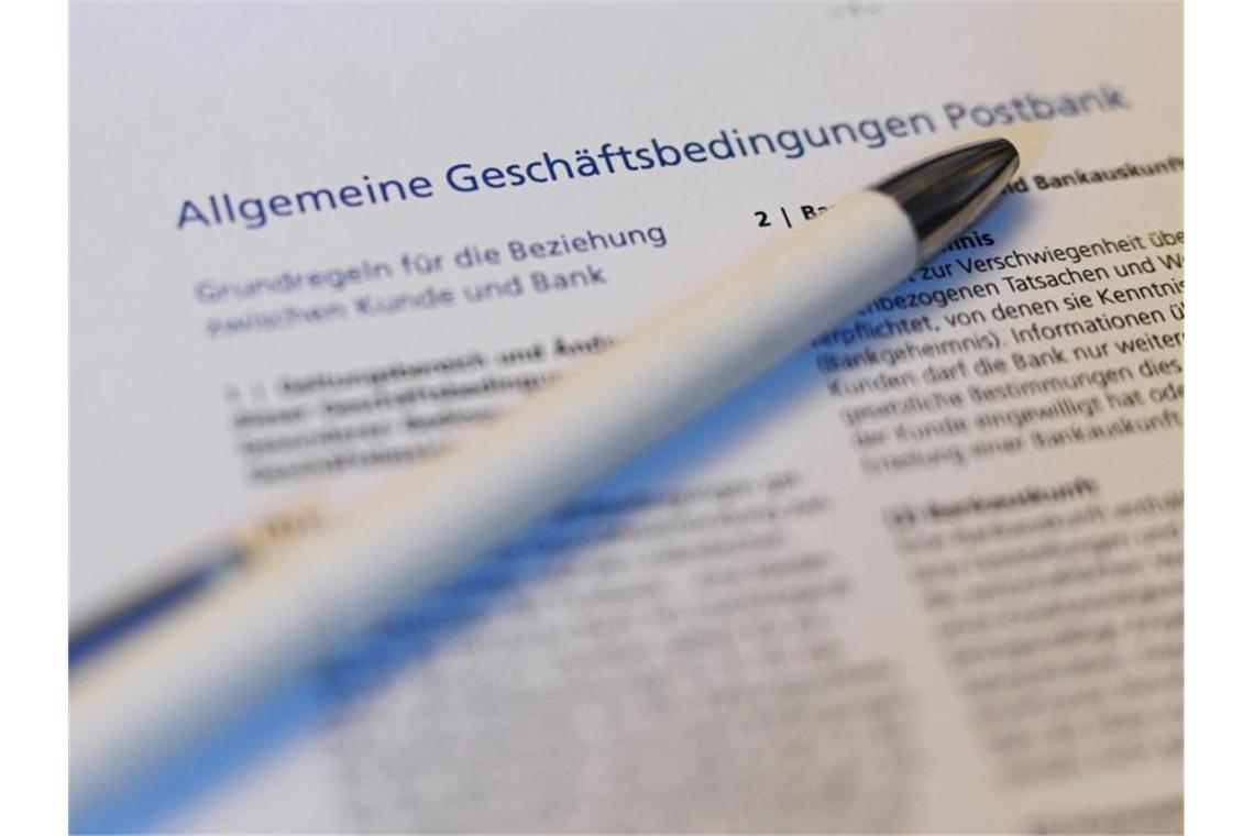 Der Bundesgerichtshof verhandelt über die Wirksamkeit von Klauseln, die die Zustimmung des Kunden bei einer Änderung der AGB der Bank fingieren (sogenannte stillschweigende Zustimmung). Foto: Uli Deck/dpa