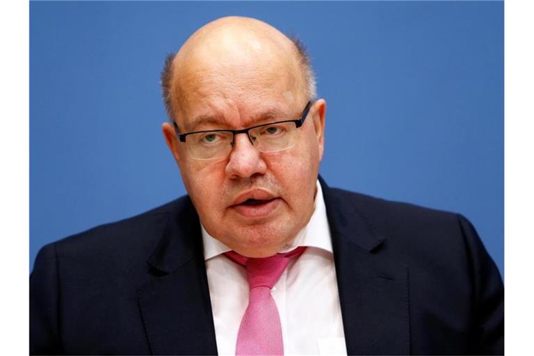 Der Bundesminister für Wirtschaft Peter Altmaier (CDU) ist der Meinung, dass bei hohen Coronazahlen sich Lockerungen verbieten. Foto: Michele Tantussi/Reuters-Pool/dpa