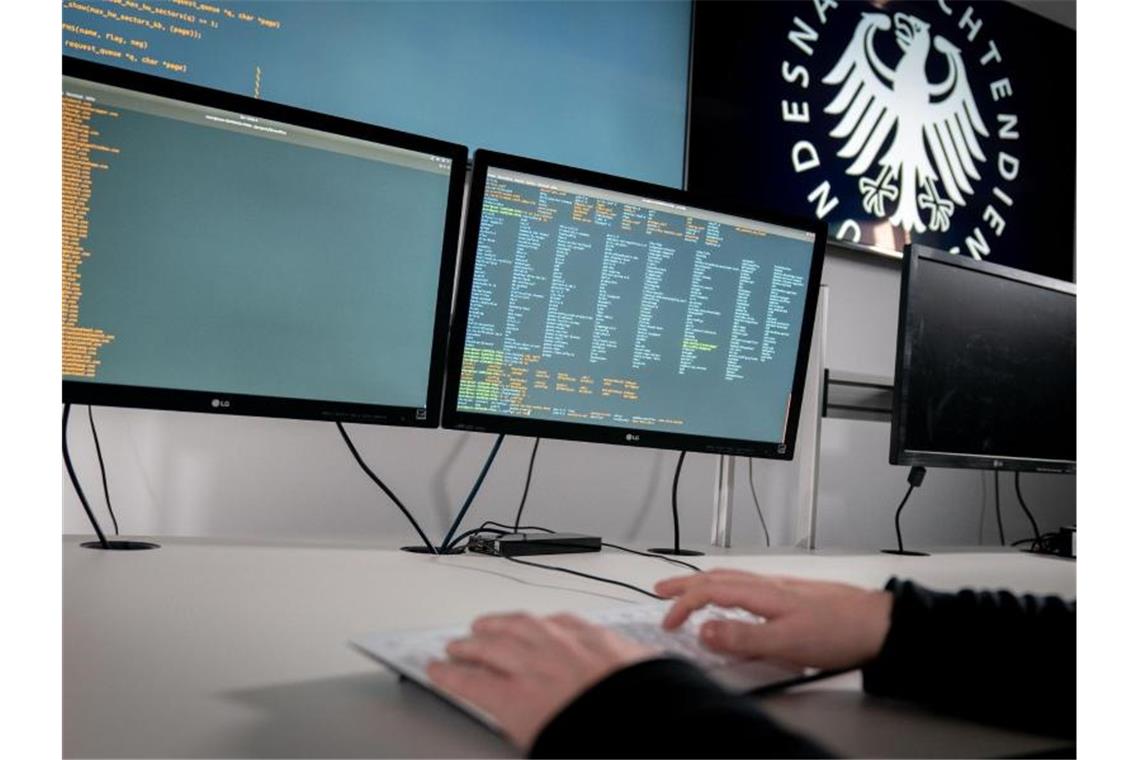 Der Bundesnachrichtendienst startet eine Kampagne zur Einstellung von Hackern. Foto: Kay Nietfeld/dpa