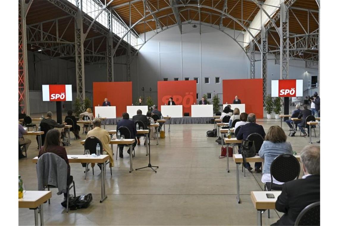 Der Bundesparteivorstand der SPÖ nimmt an einer Pressekonferenz zum Thema „Ergebnis der SPÖ-Mitgliederbefragung“ teil. Foto: Hans Punz/APA/dpa