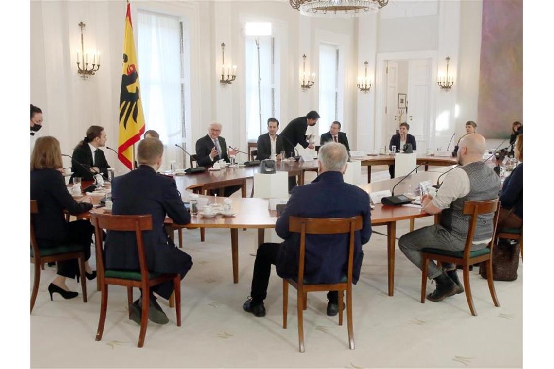 Steinmeier will Stimme der stillen Mehrheit hören Der Bundespräsident spricht im Schloss Bellevue mit Bürgern über die Frage „Was trennt, was hält unsere Gesellschaft zusammen?“. Foto: Wolfgang Kumm/dpa