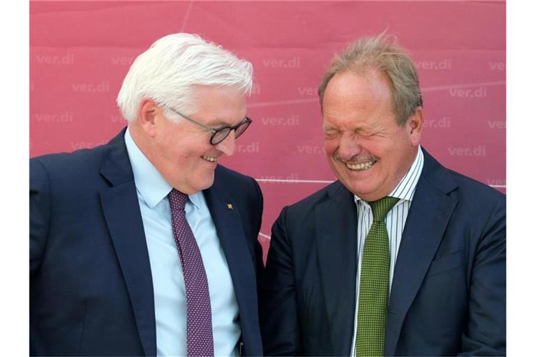 Der Bundespräsident würdigte in Leipzig die Arbeit des scheidenden Verdi-Vorsitzenden Frank Bsirske (r). Foto: Sebastian Willnow