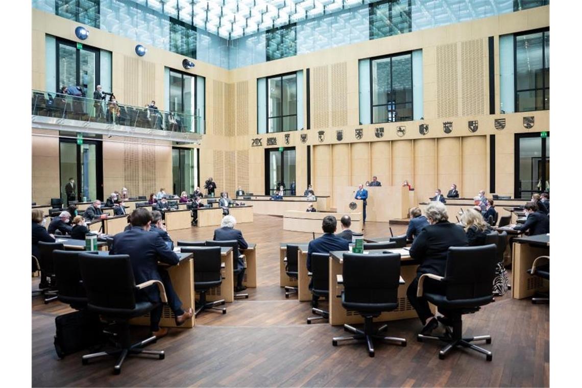 Bundesrat stimmt veränderten Quarantäne-Regeln zu Der Bundesrat hat in einer Sondersitzung den neuen Quarantäne-Regelungen zugestimmt. Foto: Bernd von Jutrczenka/dpa