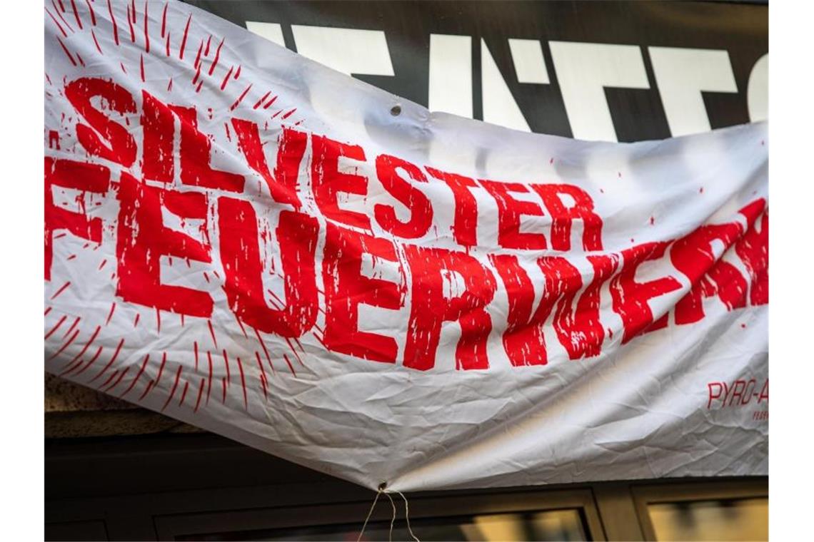 Gericht bestätigt Verkaufsverbot für Feuerwerk Der Bundesrat hatte das umfassende Verkaufsverbot für Böller am 17. Dezember gebilligt. Foto: Christophe Gateau/dpa