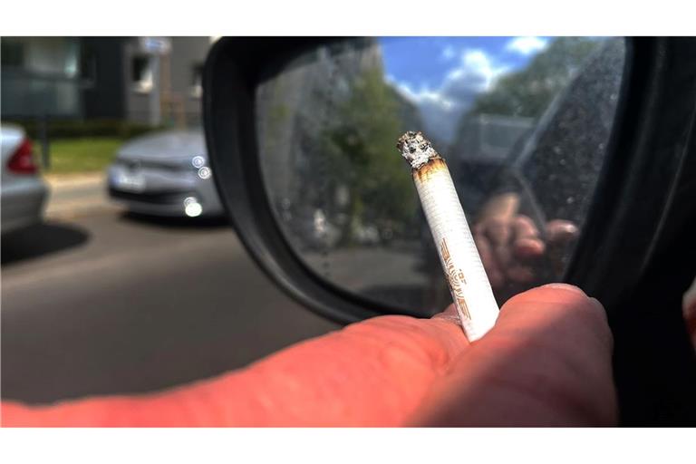 Der Bundesrat unternimmt einen neuen Anlauf für ein Rauchverbot im Auto in Anwesenheit von Kindern. (Symbolbild)