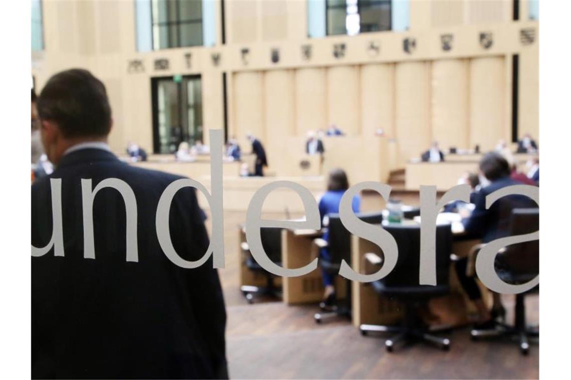 Bundesrat stimmt veränderten Quarantäne-Regeln zu Der Bundesrat wird bei einer Sondersitzung über die Covid-19-Schutzmaßnahmen beraten. Foto: Wolfgang Kumm/dpa