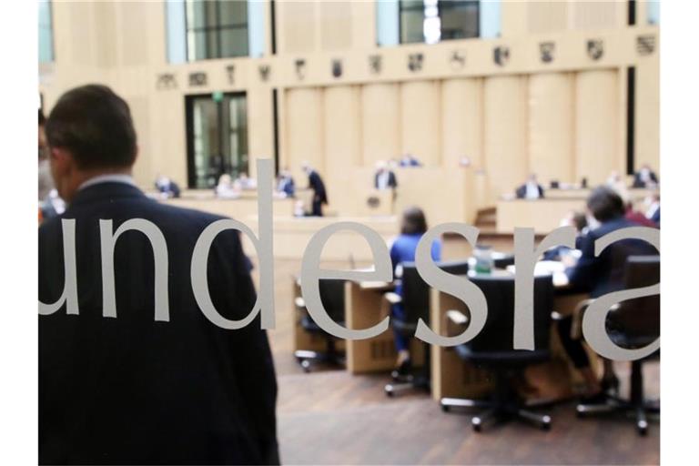 Der Bundesrat wird bei einer Sondersitzung über die Covid-19-Schutzmaßnahmen beraten. Foto: Wolfgang Kumm/dpa