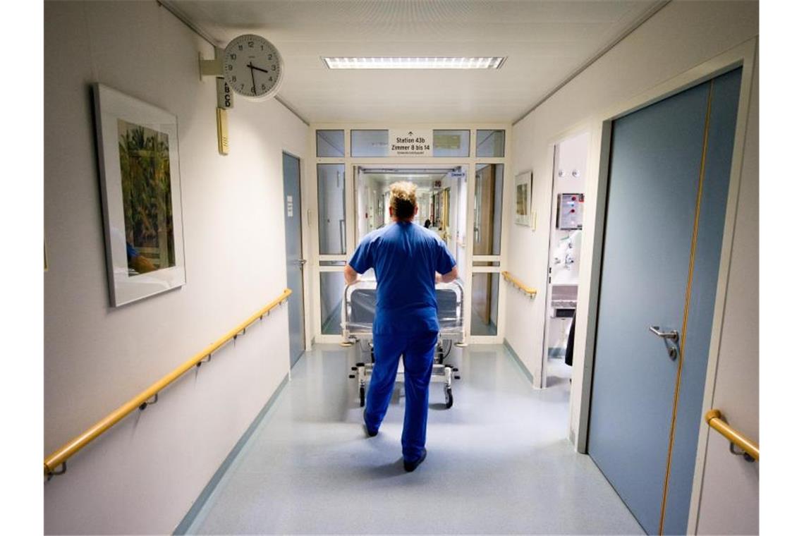 Bundestag berät über Impfpflicht für Personal in Kliniken Der Bundestag berät heute über eine geplante Impfpflicht für Personal in Kliniken oder Pflegeheimen. Foto: picture alliance / dpa