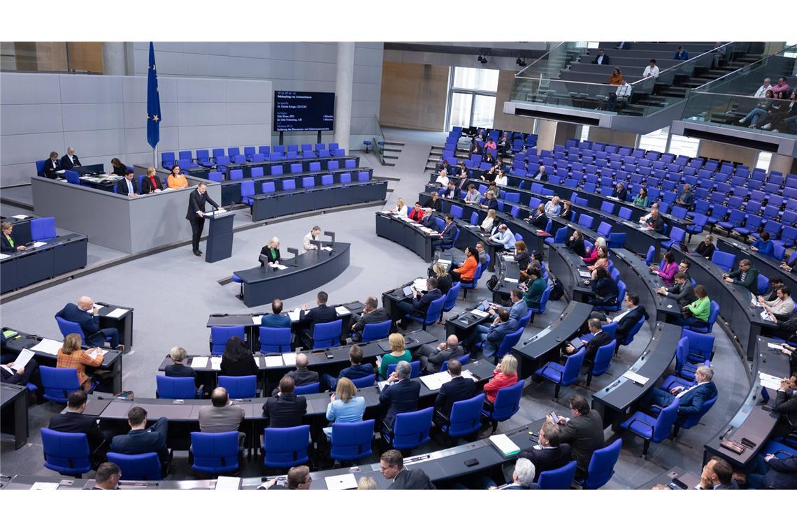 Der Bundestag beschloss am Freitag eine Gesetzesänderung, die Namensänderungen leichter machen soll.