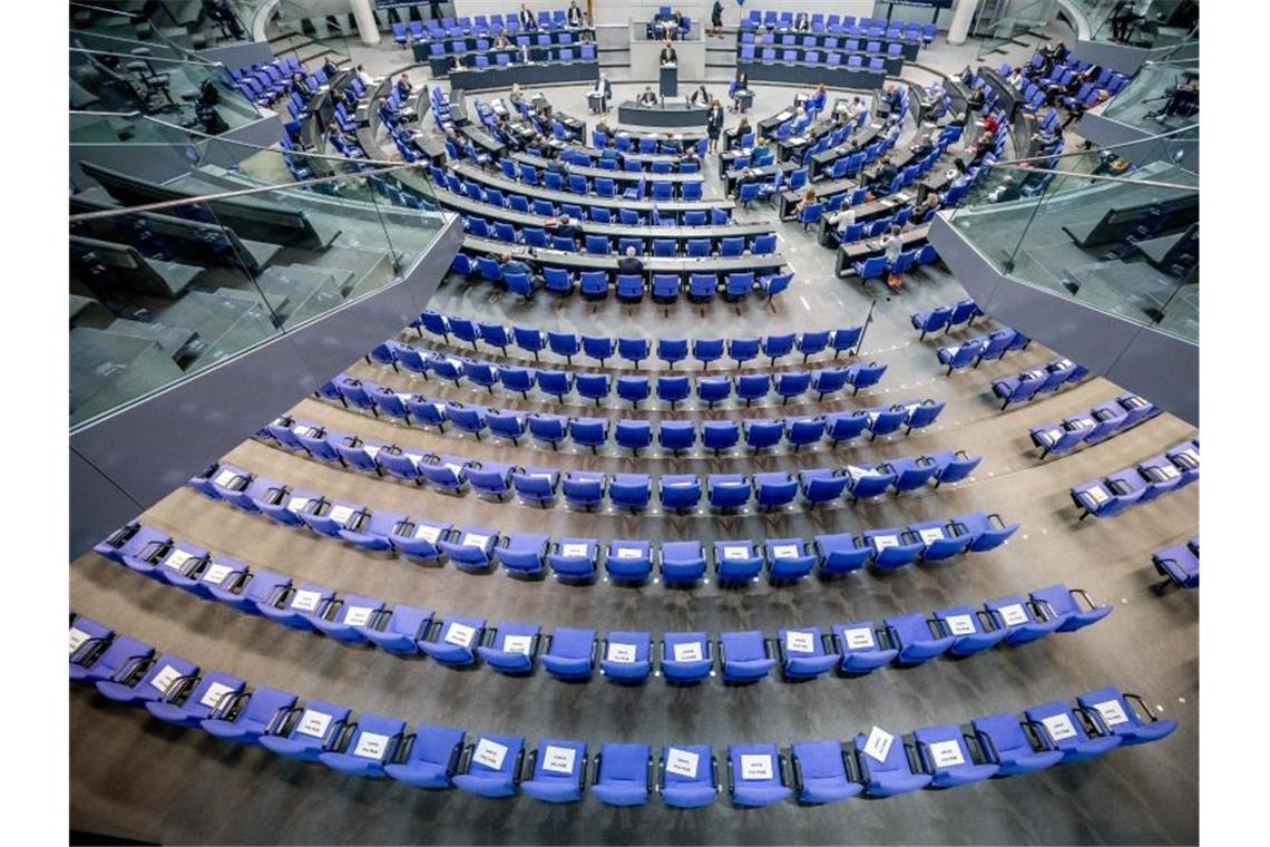 Der Bundestag hat derzeit so viele Mitglieder wie noch nie - was sich eigentlich ändern soll. Foto: Michael Kappeler/dpa