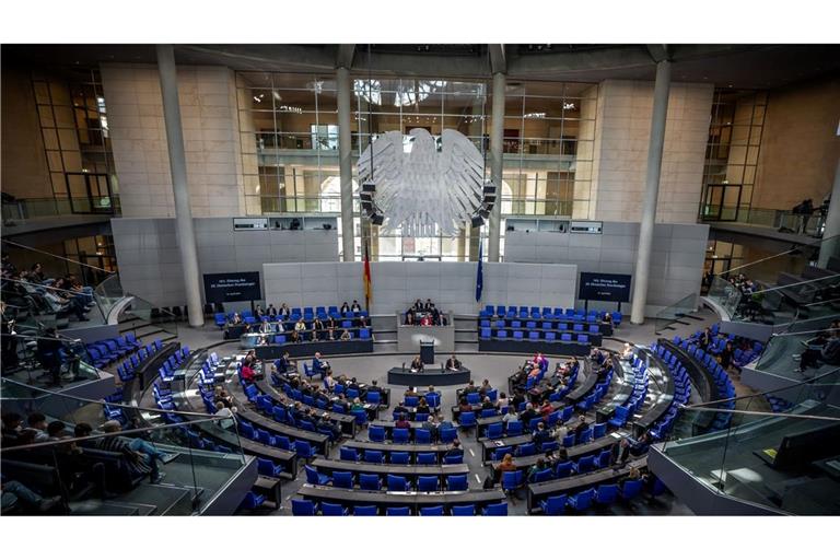 Der Bundestag hat mit der überwiegenden Zahl der Stimmen der Ampel-Fraktionen SPD, Grüne und FDP für die Einführung einer Bezahlkarte für Flüchtlinge votiert. Auch die AfD und das BSW stimmten dafür.