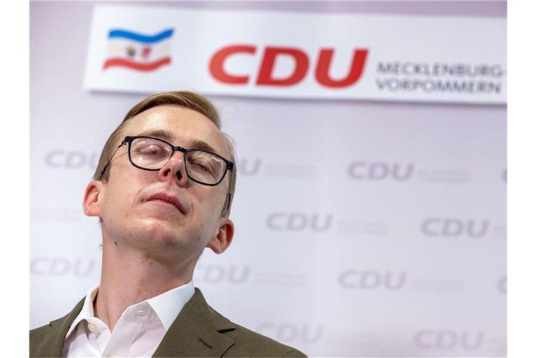Der Bundestagsabgeordnete Philipp Amthor (CDU) beantwortet bei einer Pressekonferenz die Fragen von Journalisten. Foto: Jens Büttner/dpa-Zentralbild/dpa