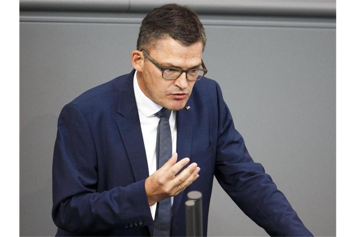 CDU-Politiker wollen mehr um Jugend werben Der Bundestagsabgeordnete Roderich Kiesewetter (CDU) spricht im Deutschen Bundestag. Foto: Carsten Koall/dpa/Archivbild