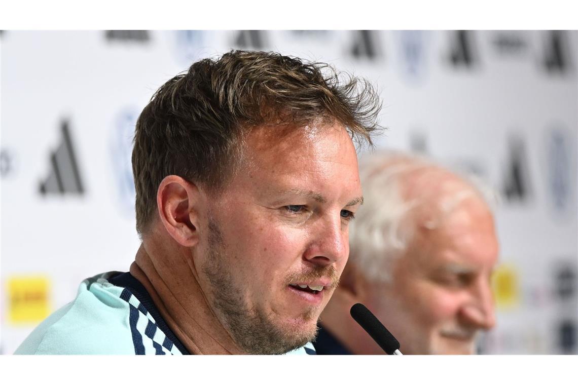 Der Bundestrainer Julian Nagelsmann (links) startet mit DFB-Sportdirektor Rudi Völler die heiße WM-Vorbereitung.