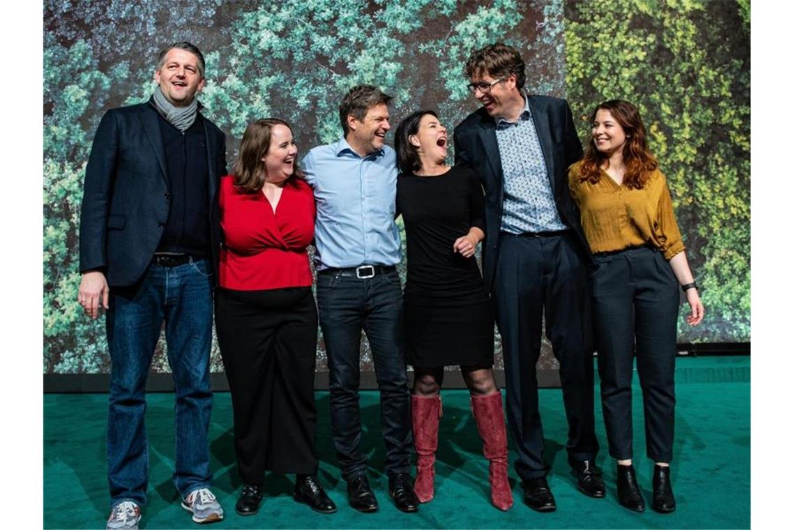 Baerbock und Habeck erneut an die Spitze der Grünen gewählt Der Bundesvorstand von Bündnis 90/Die Grünen: Bundesschatzmeister Marc Urbatsch (l-r), Ricarda Lang, stellvertretende Bundesvorsitzende, Robert Habeck, Annalena Baerbock, Michael Kellner, Politischer Bundesgeschäftsführer, und Jamila Schäfer, ebenfalls stellvertretende Bundesvorsitzende. Foto: Guido Kirchner/dpa