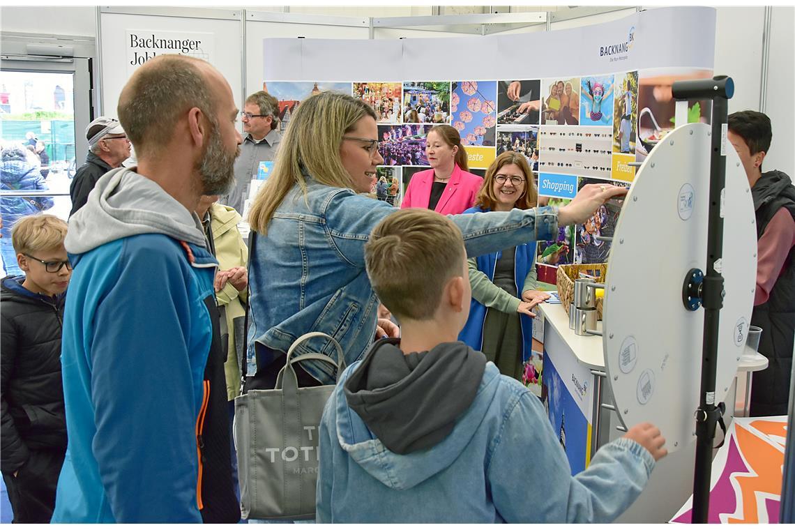 Der bunte Stand der Stadt Backnang lockt die Besuchenden an. Leistungs- und Erle...