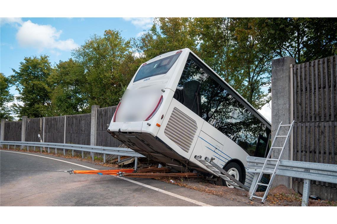 Bus bricht durch Schallschutzwand - zahlreiche Verletzte Der Bus brach in einer Kurve durch die Leitplanke und die Schallschutzwand.