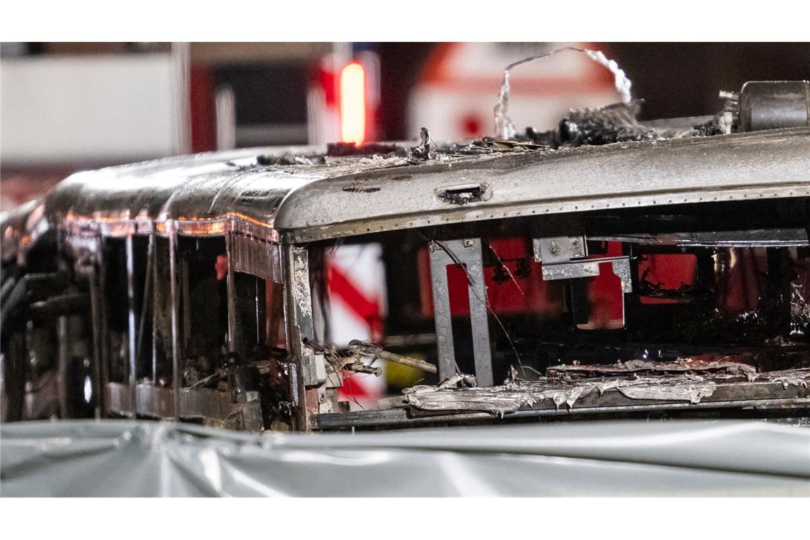 Der Bus brannte völlig aus.