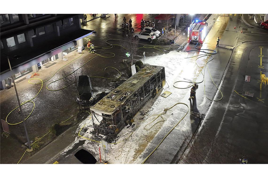 Der Bus brannte völlig aus.
