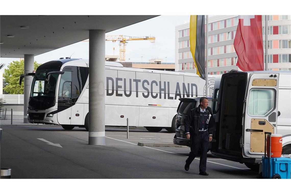 DFB-Elf trifft am Hotel in Stuttgart an – Empfang mit Jubel Der Bus der Nationalmannschaft
