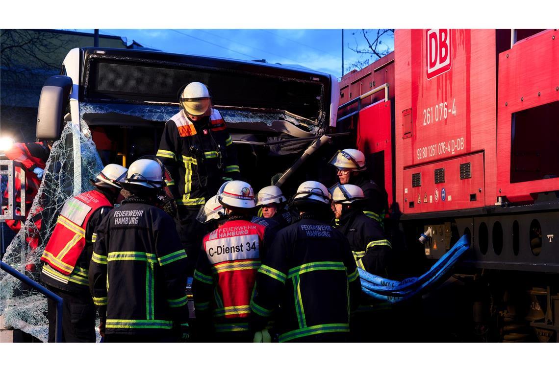Ein Toter und mehrere Verletzte im Bus bei Unfall in Hamburg