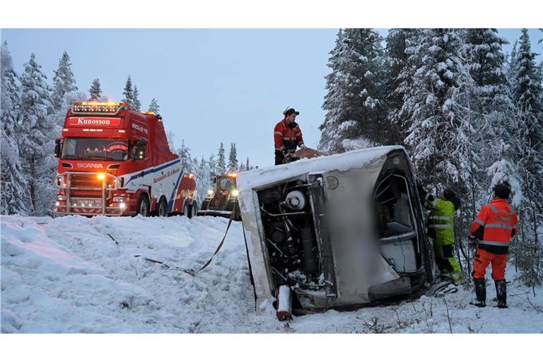Der Bus kippte in der Nähe von Vilhelmina im Norden von Schweden von einer Schnellstraße.