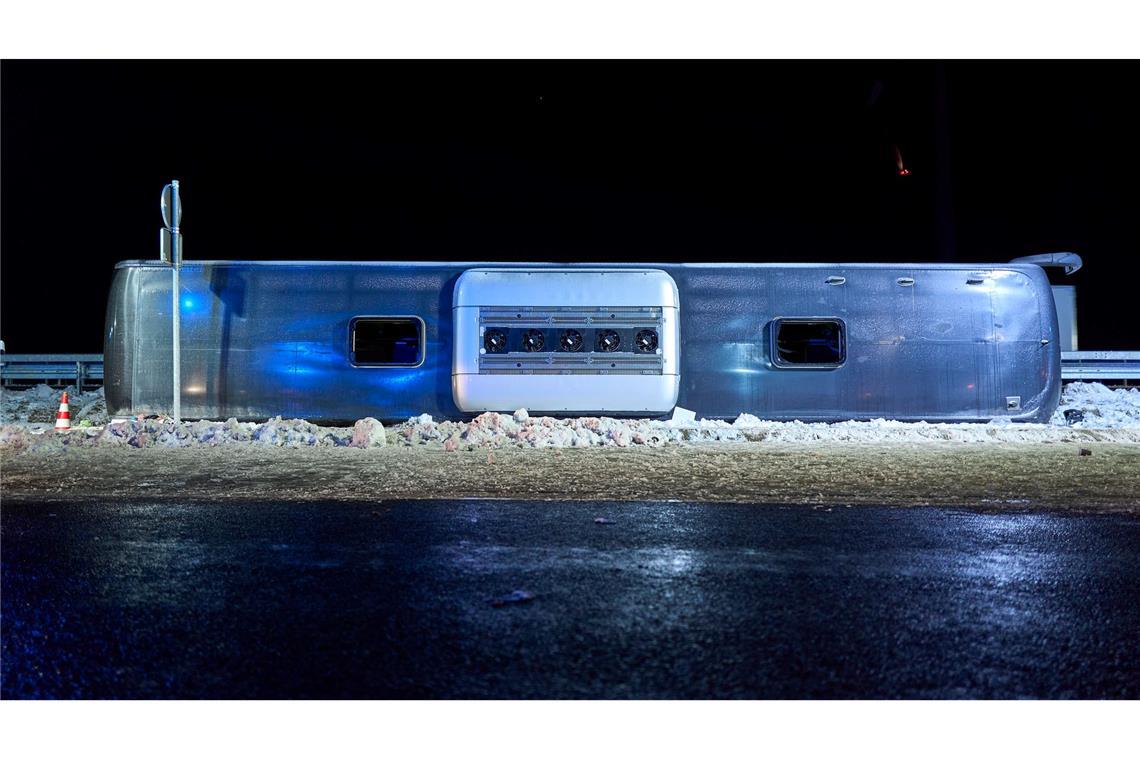 Tote und Verletzte bei Busunfall - Wind und Glätte Schuld? Der Bus lag komplett auf der Seite.