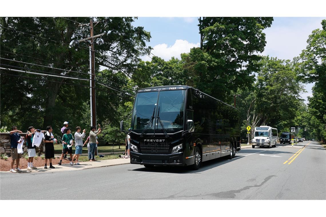 Der Bus mit der Nationalmannschaft fährt zum WM-Quartier.
