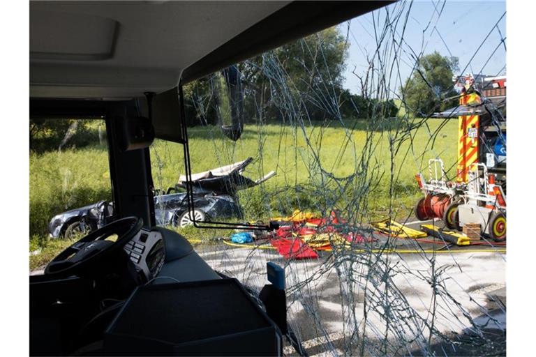 Der Bus soll trotz Gefahrenbremsung frontal mit dem Wagen kollidiert sein. Foto: Michael Reichel